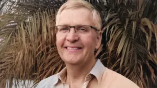 Dr Davis Voss